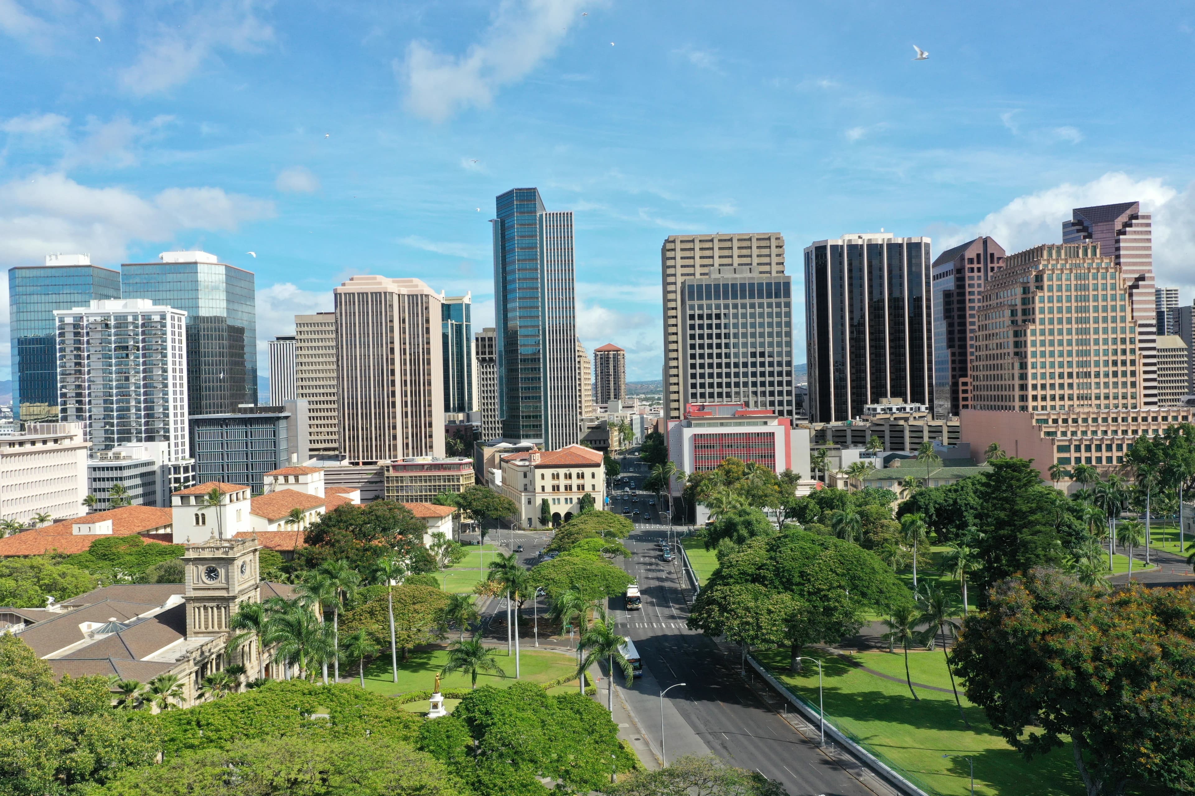 Aliʻiōlani Hale and the downtown Honolulu skyline