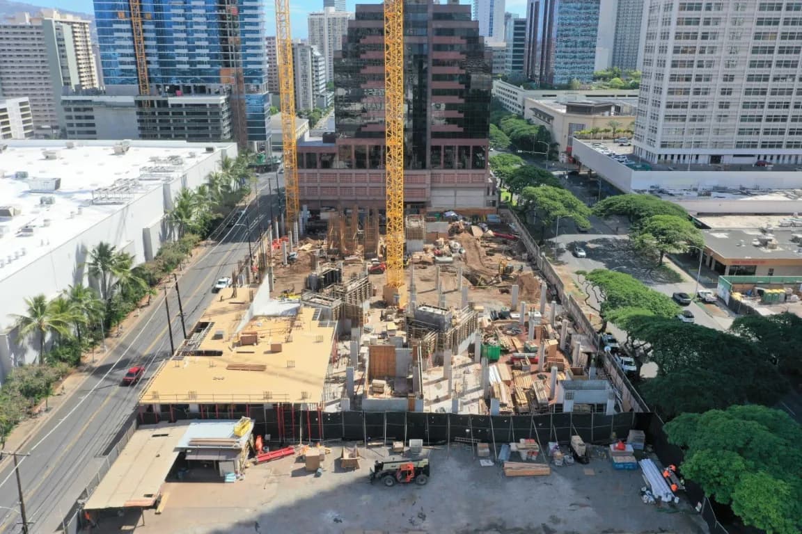 Tower crane over a high-rise development site in Honolulu